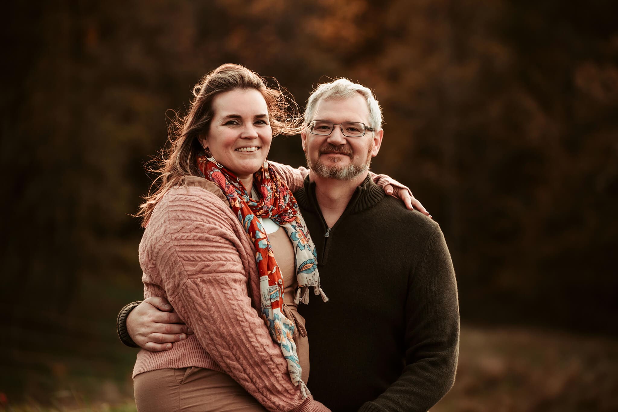family photographer mom and dad sitting together smiling
